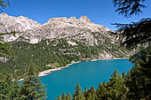 Dalla sponda Est del Lago Devero si ha piena visione della val Deserta e delle cime circostanti (pizzo Fizzo, punta di Valdeserta e Albrunhorn). 